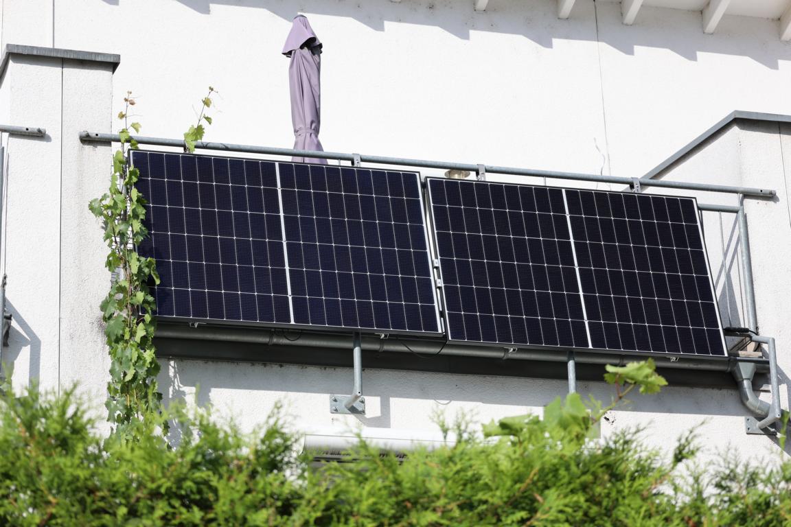 Die zwei Solarmodule hängen nebeneinander am Balkongeländer. 